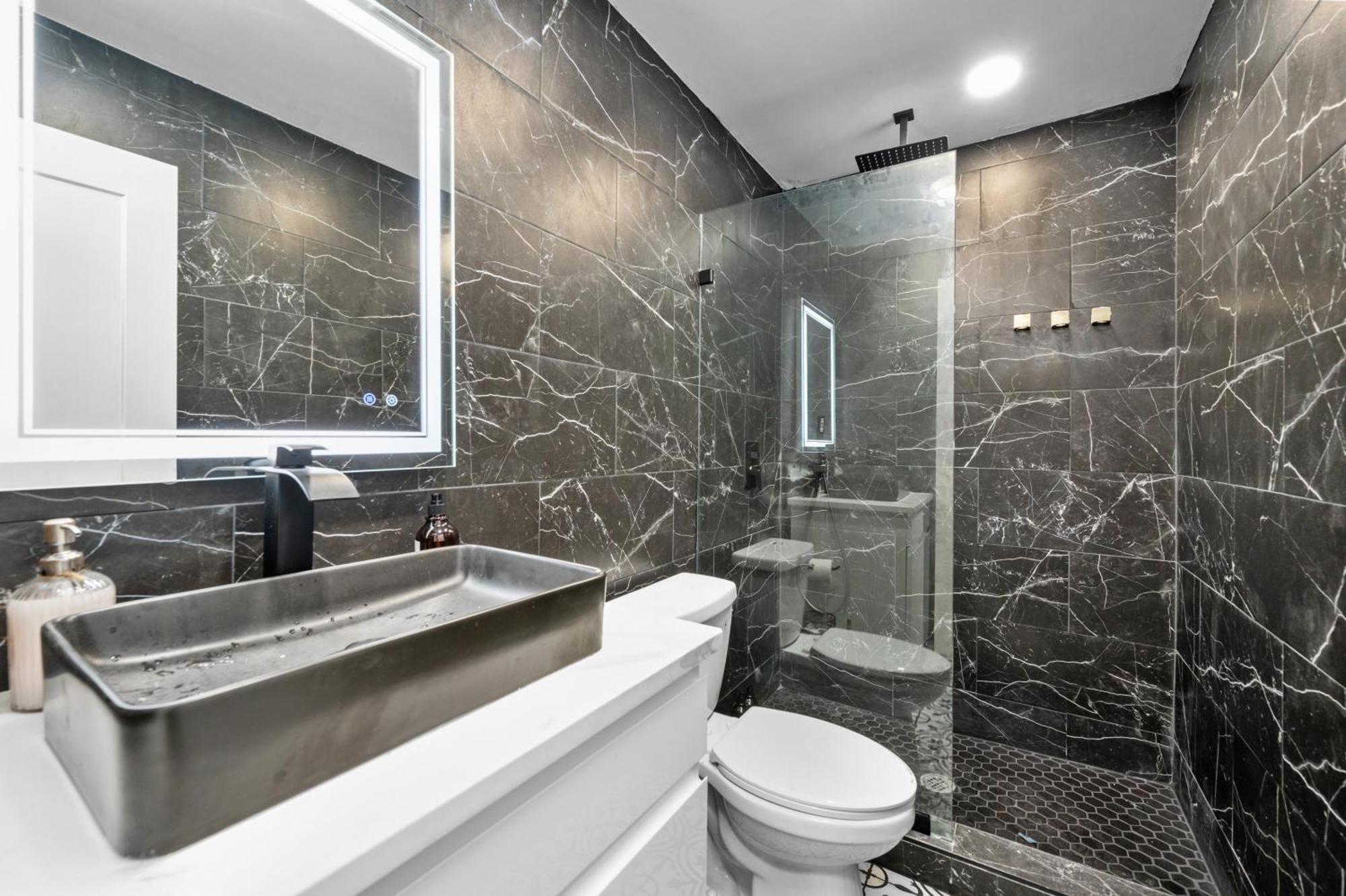 Comfortable 2Br Uptown Escape With Free Park Houston Esterno foto